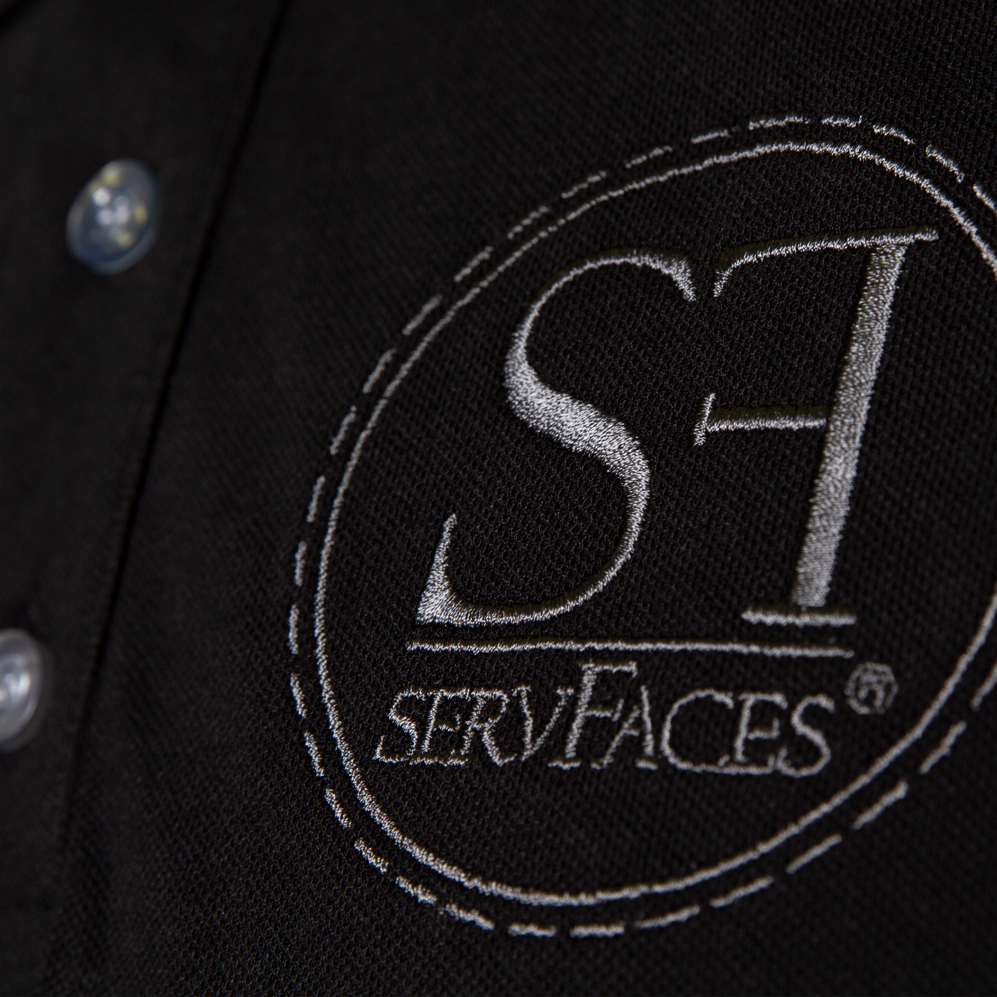 servFaces Polo Shirt - так каждый сможет увидеть, что вы доверяете servFaces как пионеру в области отделки поверхностей.